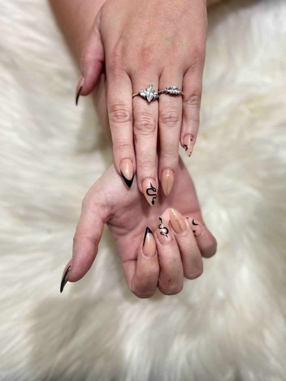 Golden Nails Salon logo
